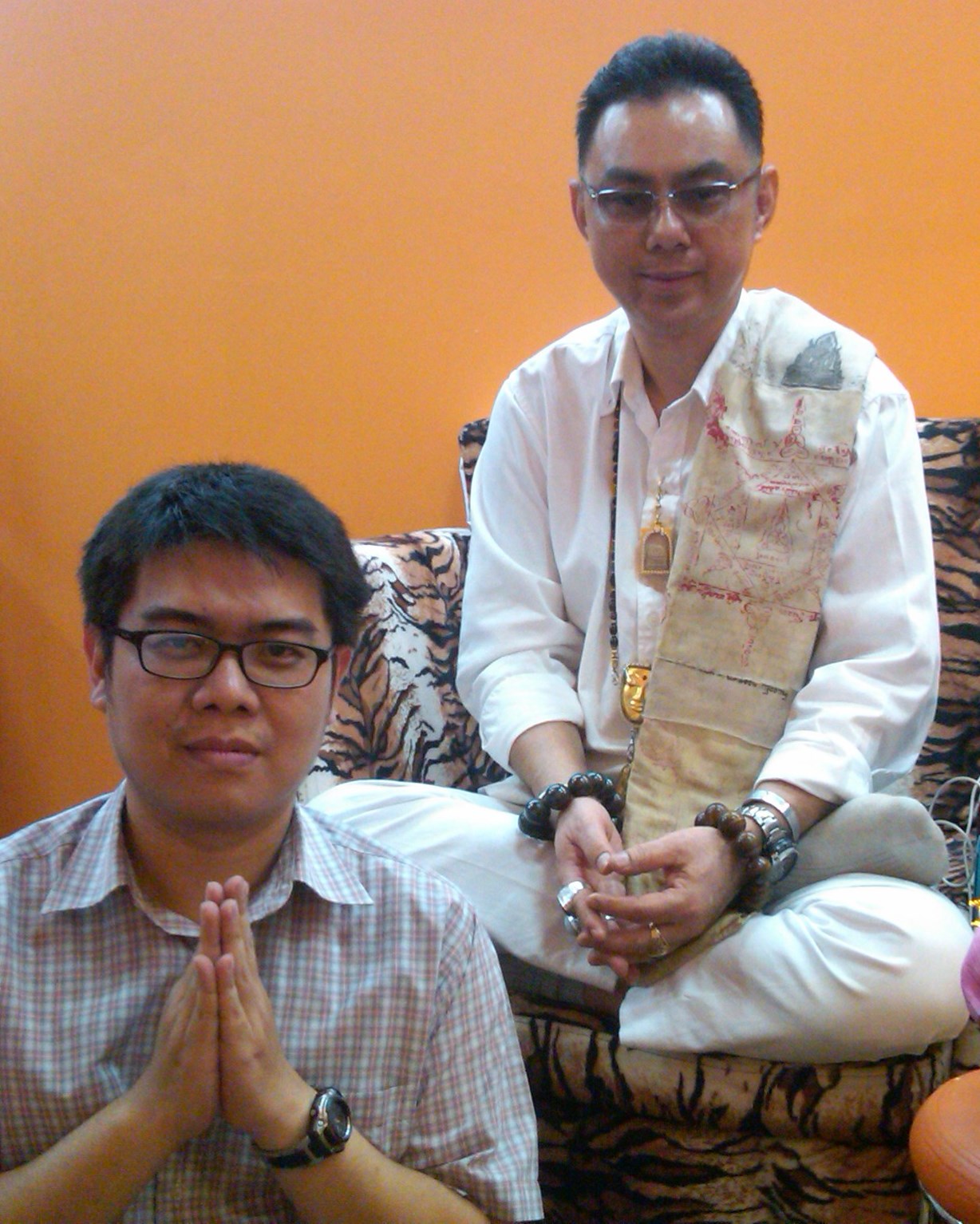 Ajahn Aik Yai with devotee at Siam Amulets